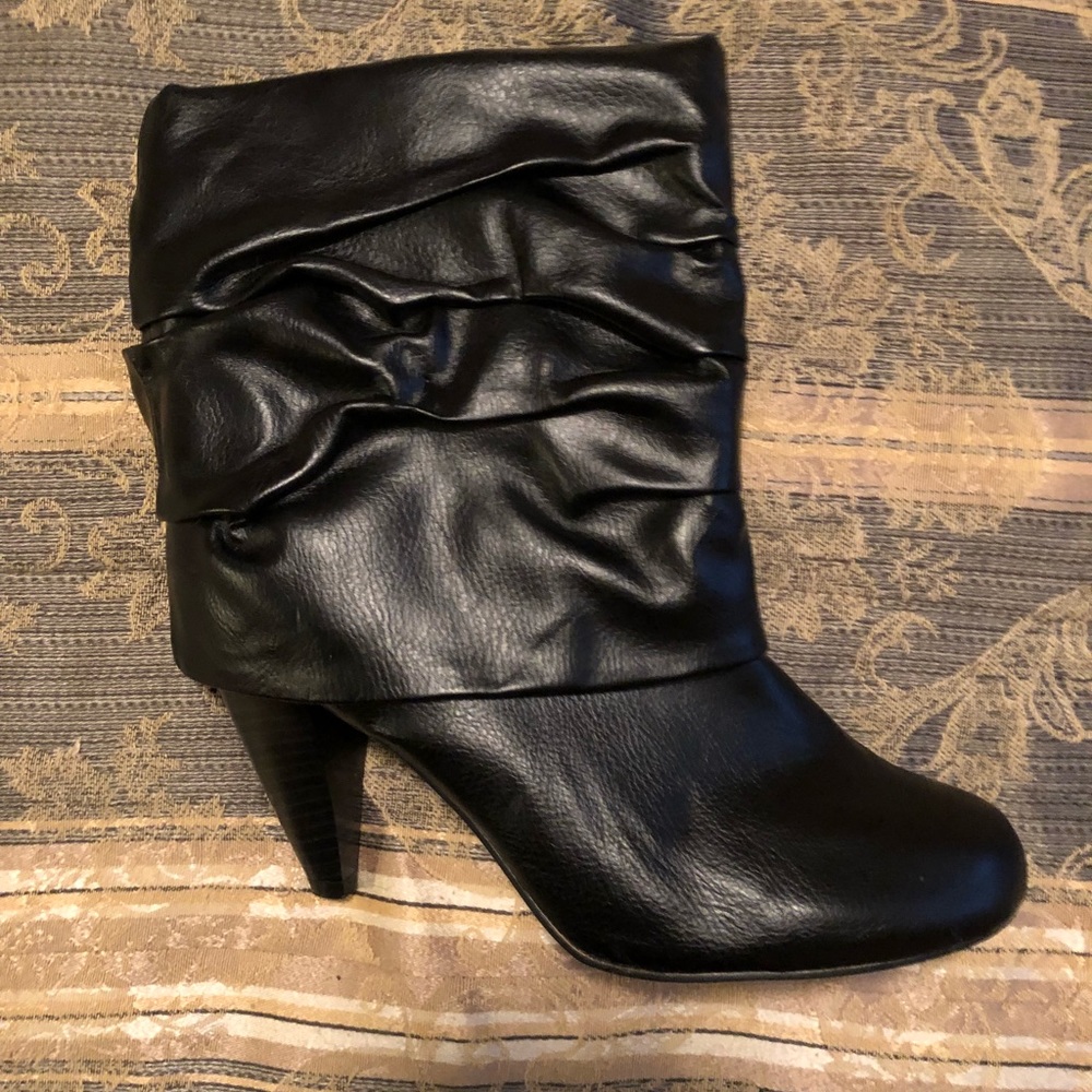 Cute black boots size 8.5
